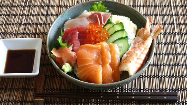 Chirashi: Simfoni Rasa dan Warna dalam Semangkuk Nasi Sushi