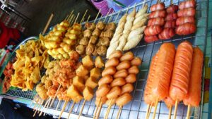 Makanan Ringan dan Street Food: Jajanan Ikonik yang Memanjakan Lidah dan Menghidupi Ekonomi Lokal