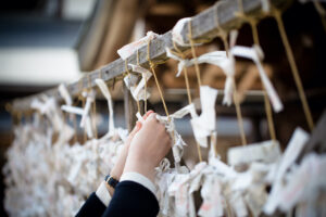 Omikuji: Ramalan Keberuntungan dari Kuil-kuil di Jepang