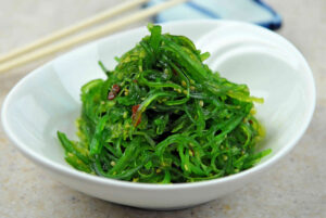 Salad Rumput Laut: Kelezatan Laut yang Menyegarkan dan Kaya Nutrisi