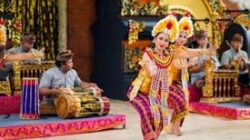 Pentingnya Menghormati Adat Istiadat Setempat Saat Sedang Berkunjung Ke Daerah Terpencil Indonesia