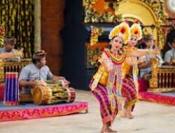 Pentingnya Menghormati Adat Istiadat Setempat Saat Sedang Berkunjung Ke Daerah Terpencil Indonesia